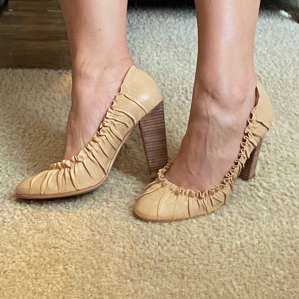 BCBGMaxAzria 8.5 nude ruffled leather pumps